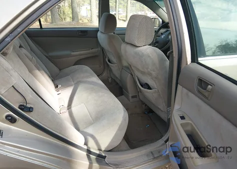 2004 Toyota Camry Le z USA, uszkodzony, nr VIN 4T1BE32K74U895913